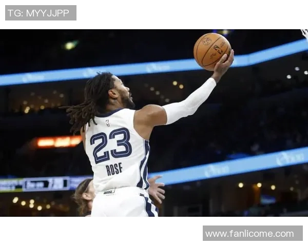 罗斯在对阵热火的比赛中上演三记精彩扣篮引爆全场